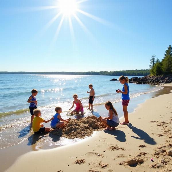 Kinder spielen am Strand von Saltkrokan